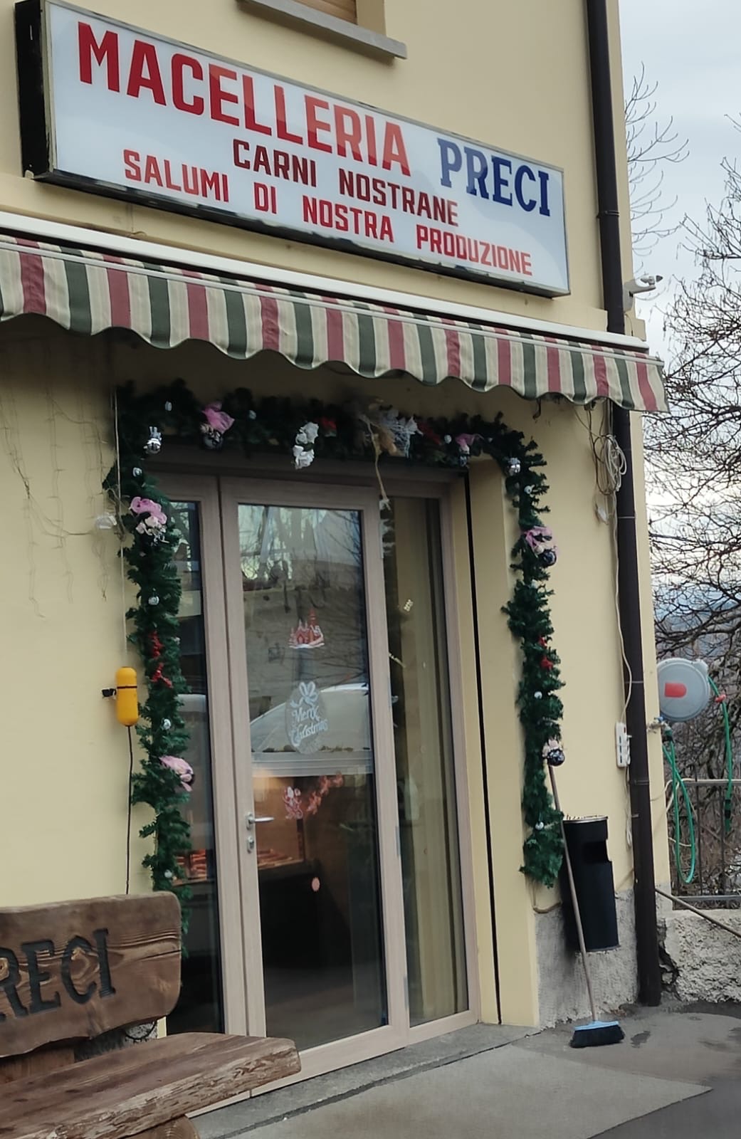 Insegna e ingresso della Macelleria Preci a Villaggio Europa