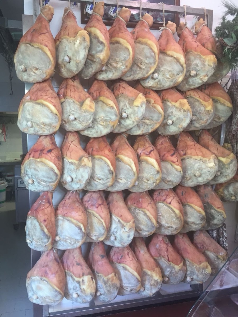 Prosciutti appesi in bottega