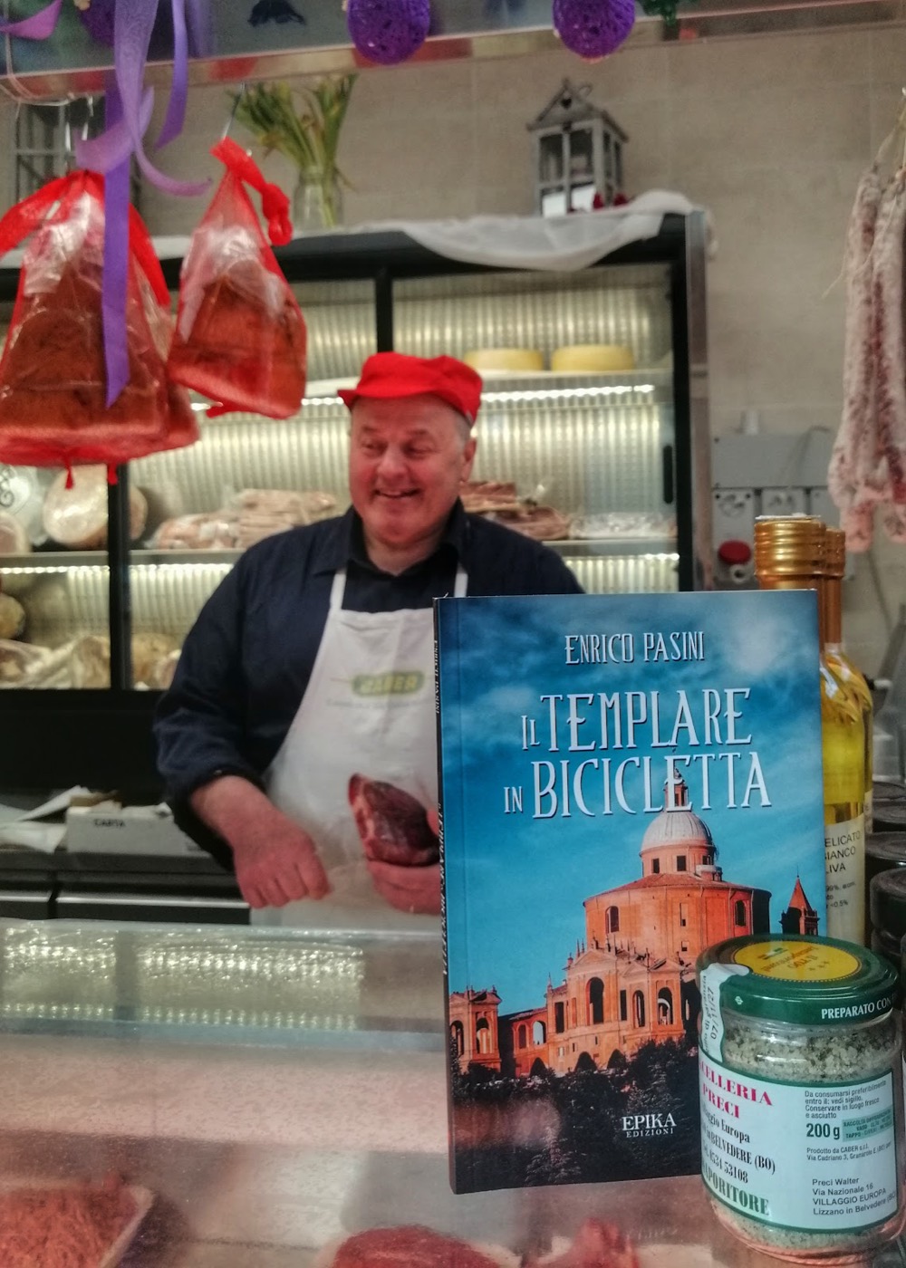 Walter Preci dietro il banco, tra salumi e formaggi